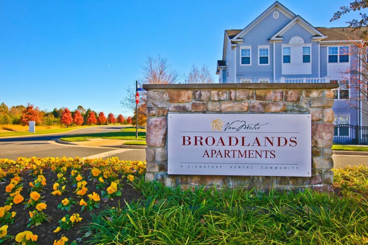 Townhouse for rent at Broadlands Luxury, 21799 Crescent Park Square, Ashburn, VA 20148
