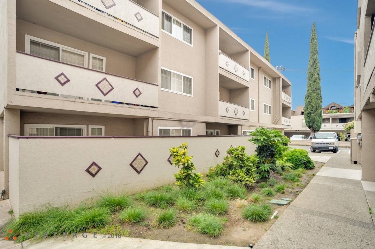 Apartment for rent at St Moritz, 1531 Detroit Ave, Concord, CA 94520
