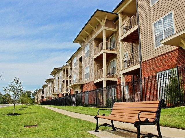Apartment for rent at Grand Island Apartment Homes, 300 Island Dr, Memphis, TN 38103