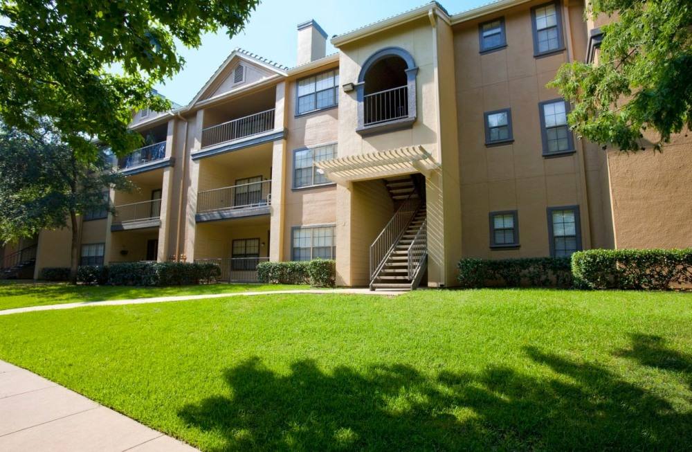Apartment for rent at Elmsgate at Cliffside, 1635 Jefferson Cliffs Way, Arlington, TX 76006