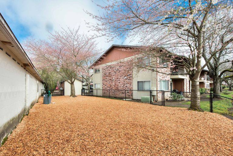 Apartment for rent at Royal Greens, 2124 NE 19th St, Gresham, OR 97030