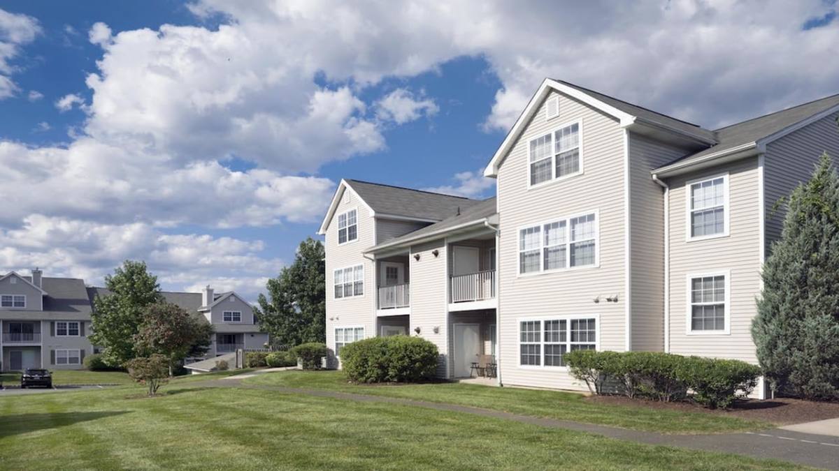 Apartment for rent at Alister Nanuet, 100 Avalon Gardens Dr, Nanuet, NY 10954