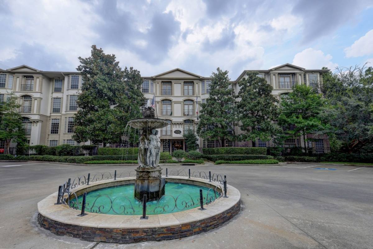 Apartment for rent at Left Banks River Oaks, 5353 Memorial Dr, Houston, TX 77007