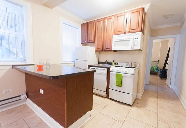 Apartment for rent at 1135 W Pratt Blvd, Chicago, IL 60626