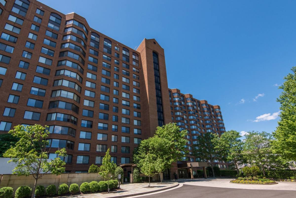 Apartment for rent at Parkstone Alexandria, 3001 Park Center Dr, Alexandria, VA 22302