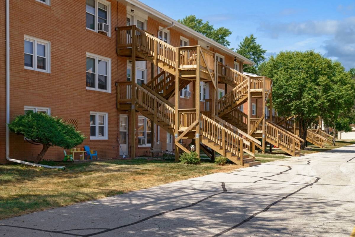 Apartment for rent at Plaza Manor, 3821 66th St, Urbandale, IA 50322