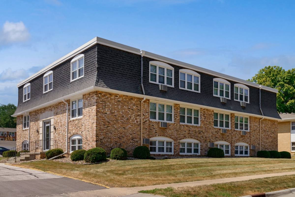 Apartment for rent at Plaza Manor, 3821 66th St, Urbandale, IA 50322