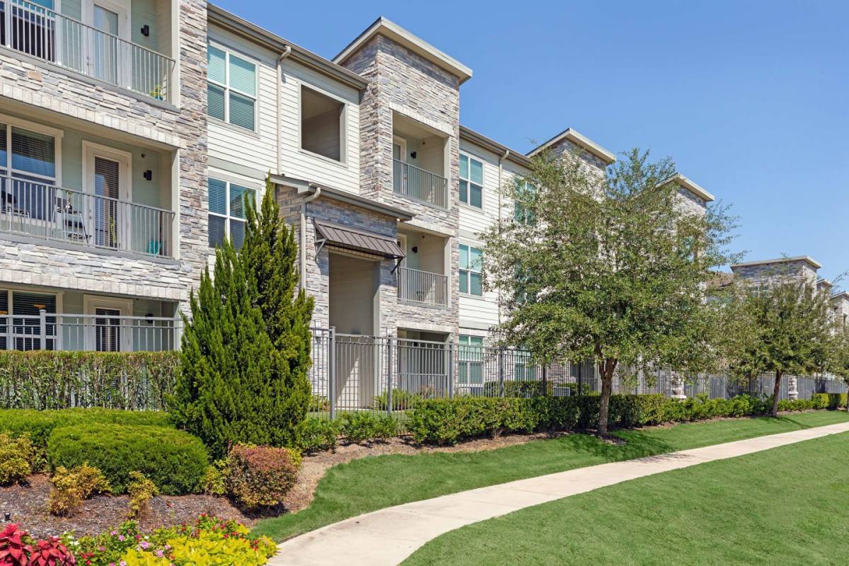 Apartment for rent at Vista Energy Corridor, 14520 Briar Forest Dr, Houston, TX 77077