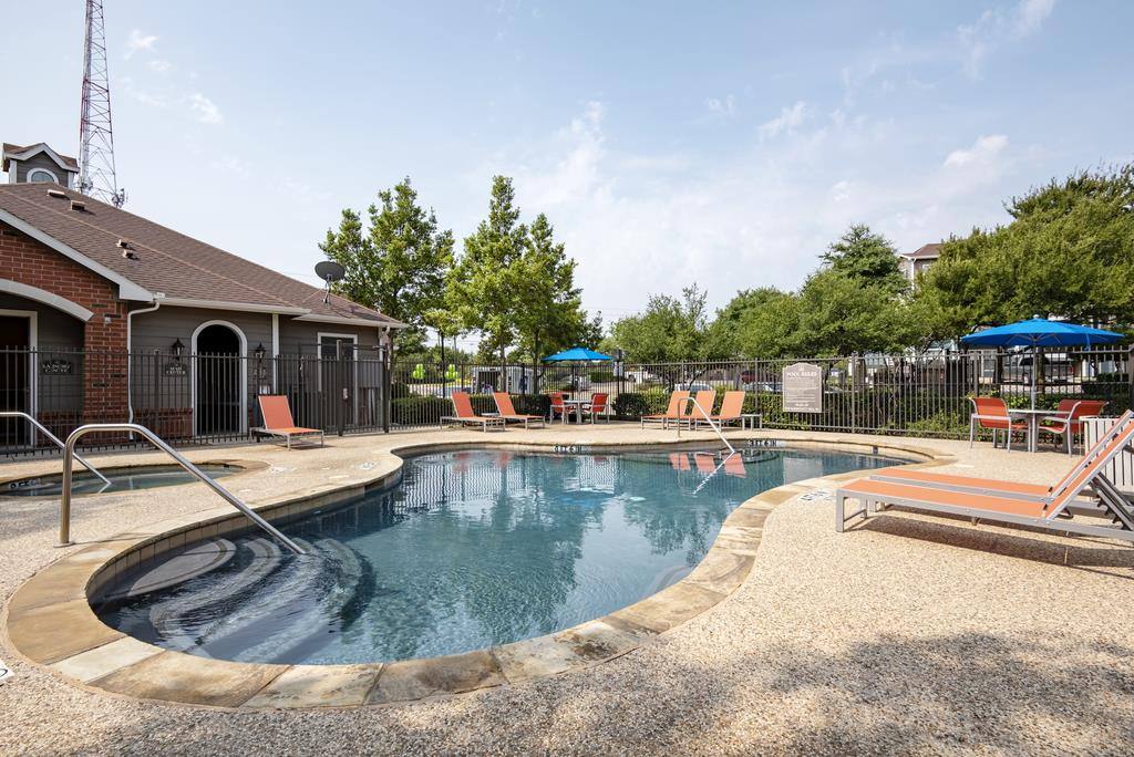 Apartment for rent at Vistas at Pinnacle Park, 4599 W Davis St, Dallas, TX 75211