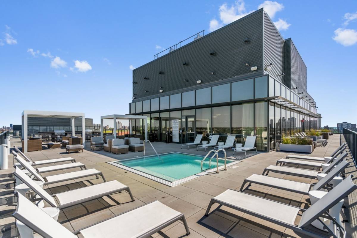 Apartment for rent at Elevate Lincoln Park, 930 W Altgeld St, Chicago, IL 60614