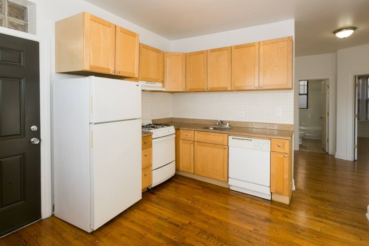 Apartment for rent at Woodlawn Court, 5218 S Woodlawn Ave, Chicago, IL 60615