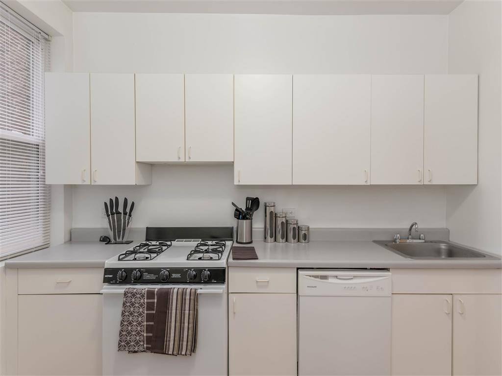 Apartment for rent at Ashland Manor, 4874 N Ashland Ave, Chicago, IL 60640