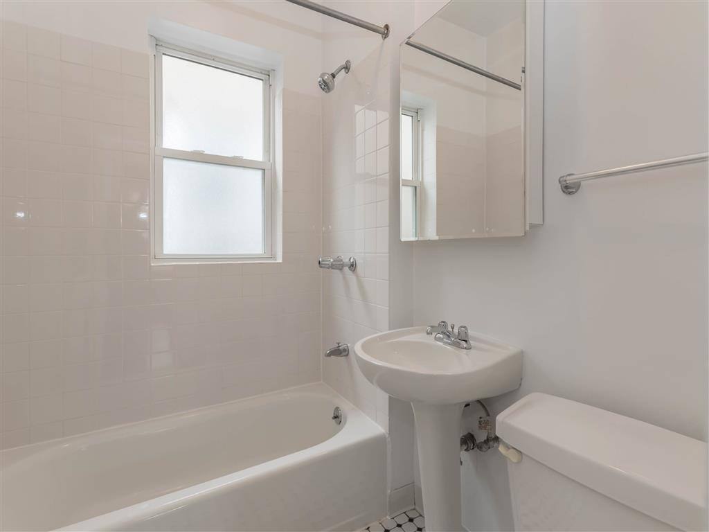 Apartment for rent at Ashland Manor, 4874 N Ashland Ave, Chicago, IL 60640