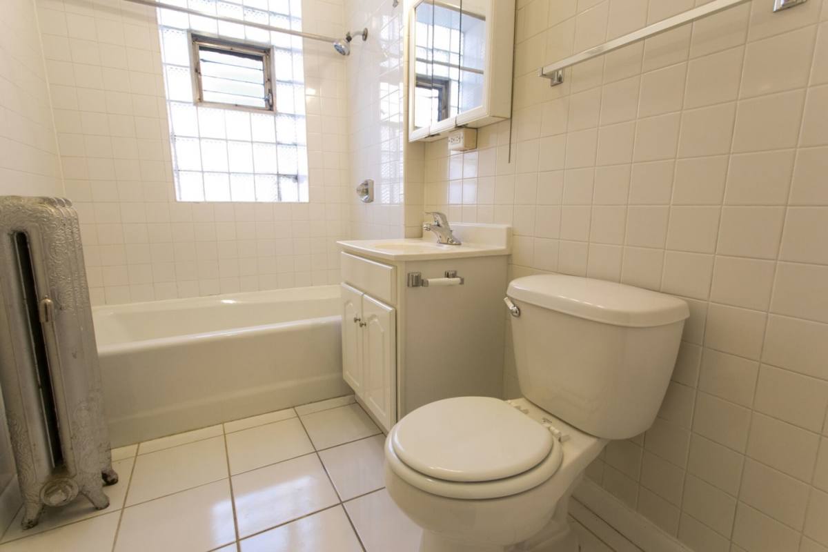 Apartment for rent at 5715-5725 S Kimbark Avenue, 5715 S Kimbark Ave, Chicago, IL 60661