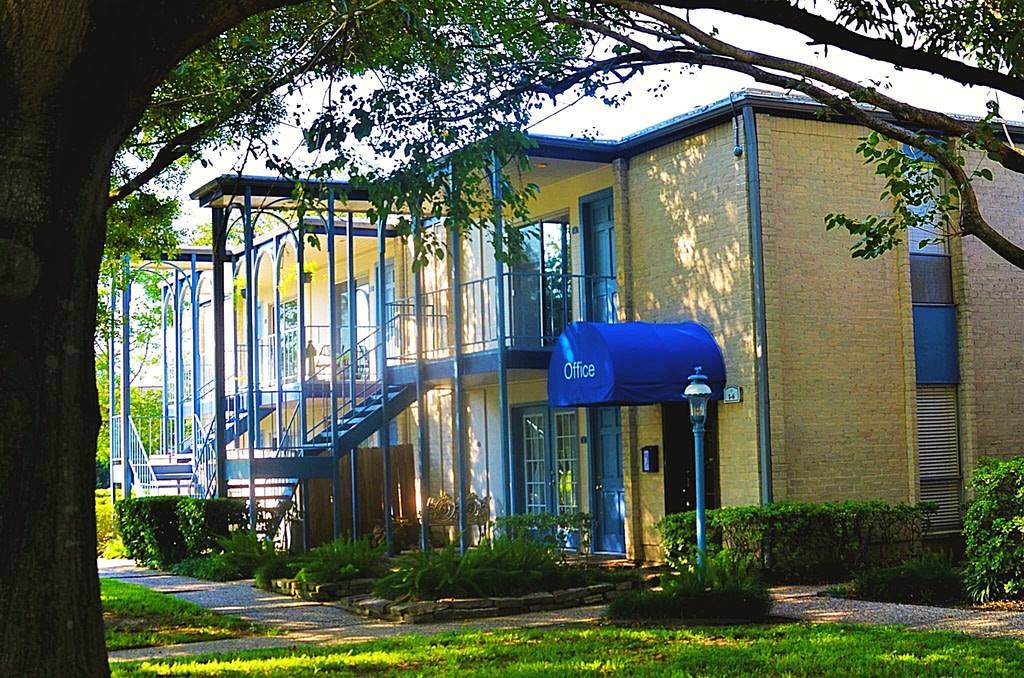Apartment for rent at Pont Alba, 4301 Bissonnet St, Bellaire, TX 77401
