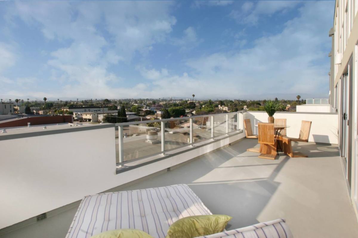 Apartment for rent at R2 Lofts, 4133 Redwood Ave, Los Angeles, CA 90066
