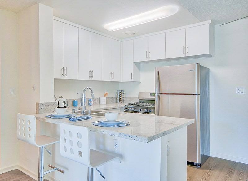 Apartment for rent at Villa Vicente, 5351 San Vicente Blvd, Los Angeles, CA 90019