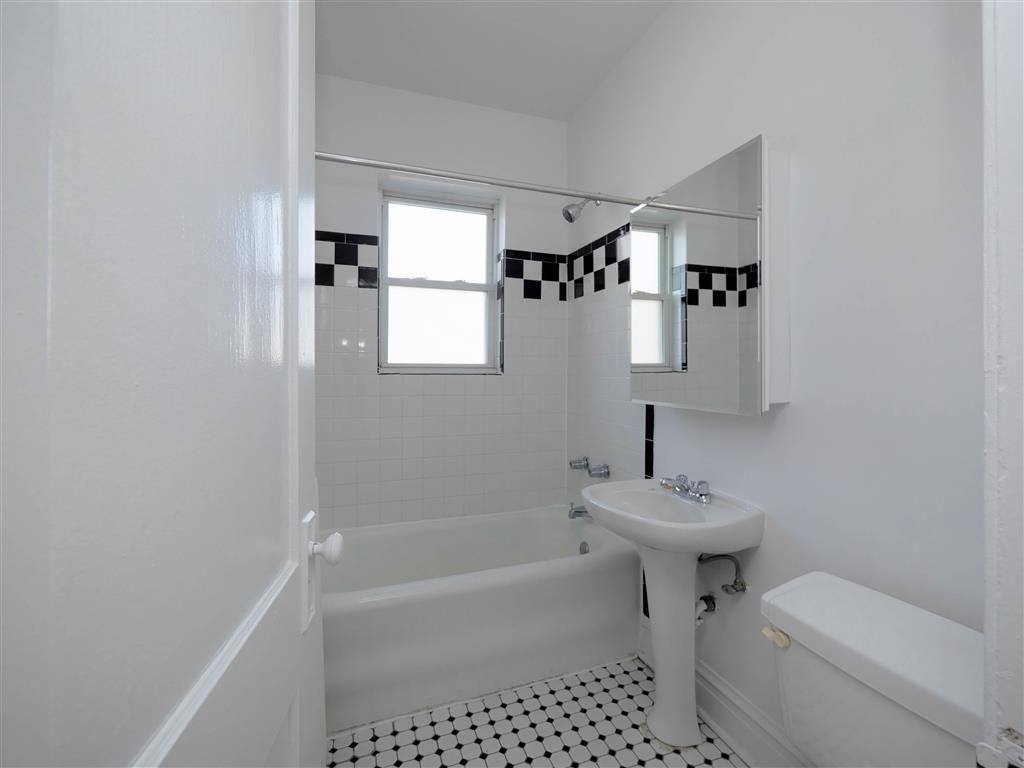 Apartment for rent at Green Manor, 4435 N Greenview Ave, Chicago, IL 60640