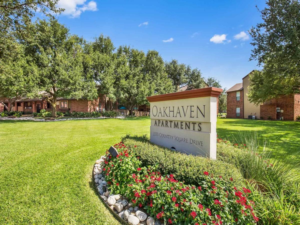 Apartment for rent at Oakhaven, 3330 Country Square Dr, Carrollton, TX 75006