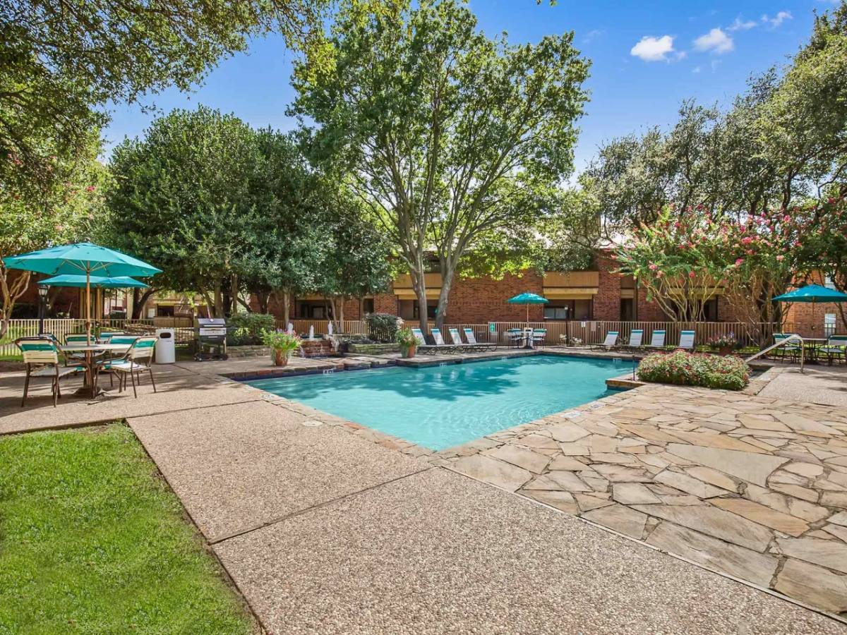 Apartment for rent at Oakhaven, 3330 Country Square Dr, Carrollton, TX 75006