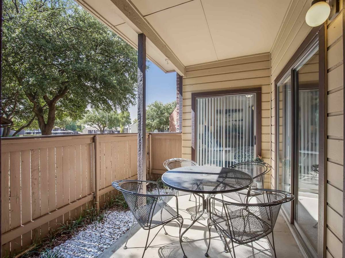 Apartment for rent at Oakhaven, 3330 Country Square Dr, Carrollton, TX 75006