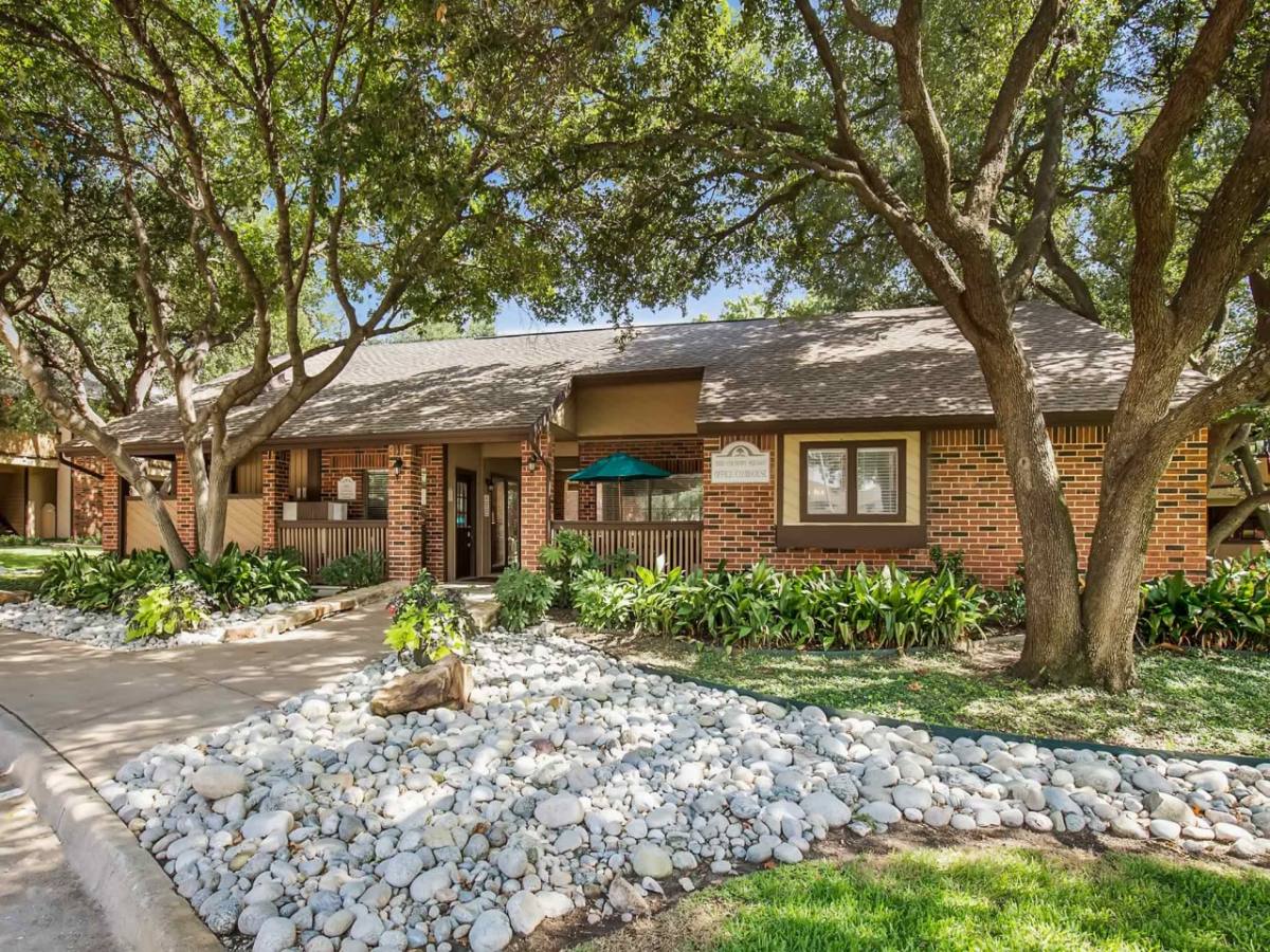 Apartment for rent at Oakhaven, 3330 Country Square Dr, Carrollton, TX 75006