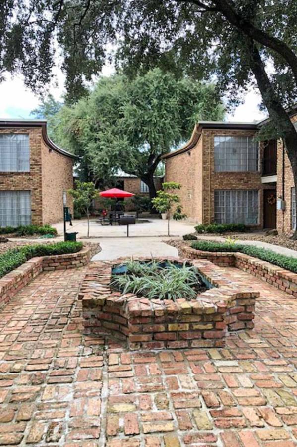 Apartment for rent at Bellaire Wood, 5414 Elm St, Houston, TX 77081