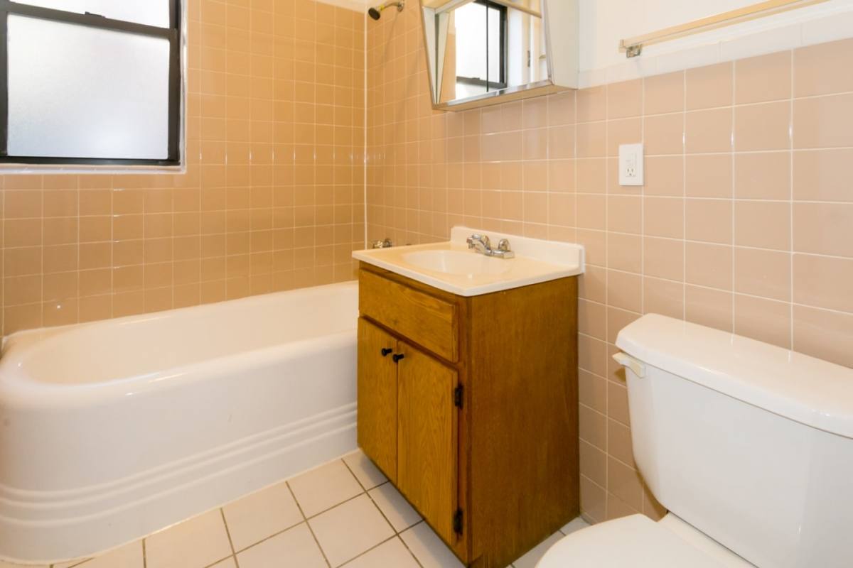 Apartment for rent at 5416 S Woodlawn Ave, Chicago, IL 60615