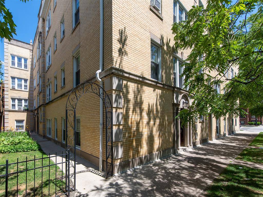 Apartment for rent at Berteau Manor, 4200 N Ashland Ave, Chicago, IL 60613