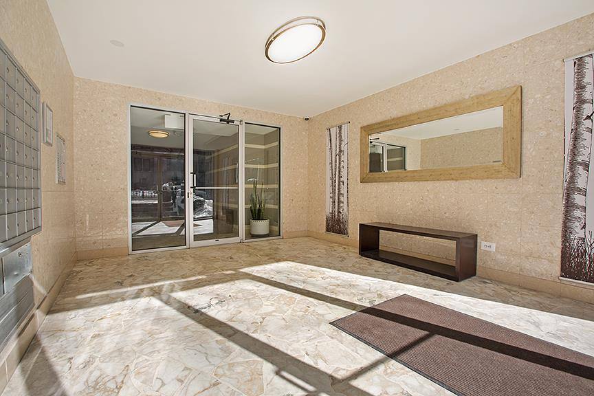 Apartment for rent at Sheridan Shores, 640 W Sheridan Rd, Chicago, IL 60613