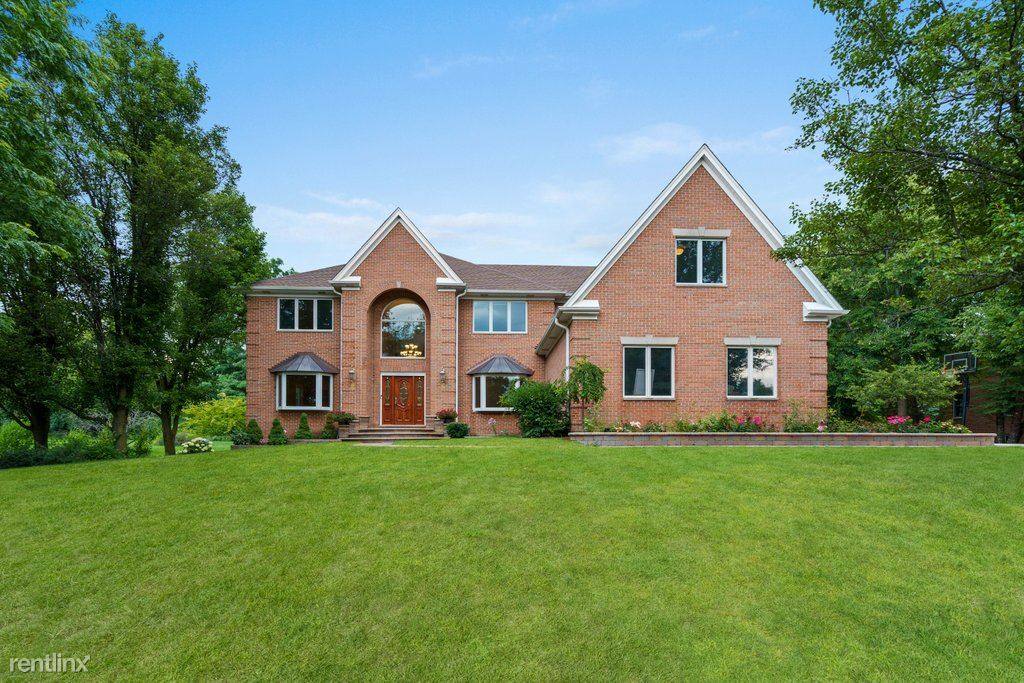 25909 N Arrowhead Dr, Mundelein, IL 60060