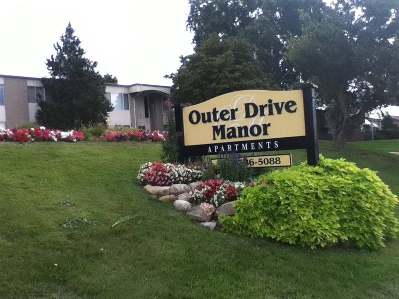 23935 Outer Dr, Melvindale, MI 48122