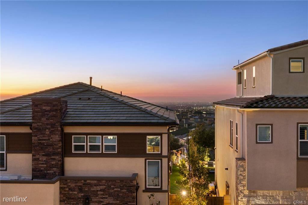 526 Serrano Summit Dr, Lake Forest, CA 92630