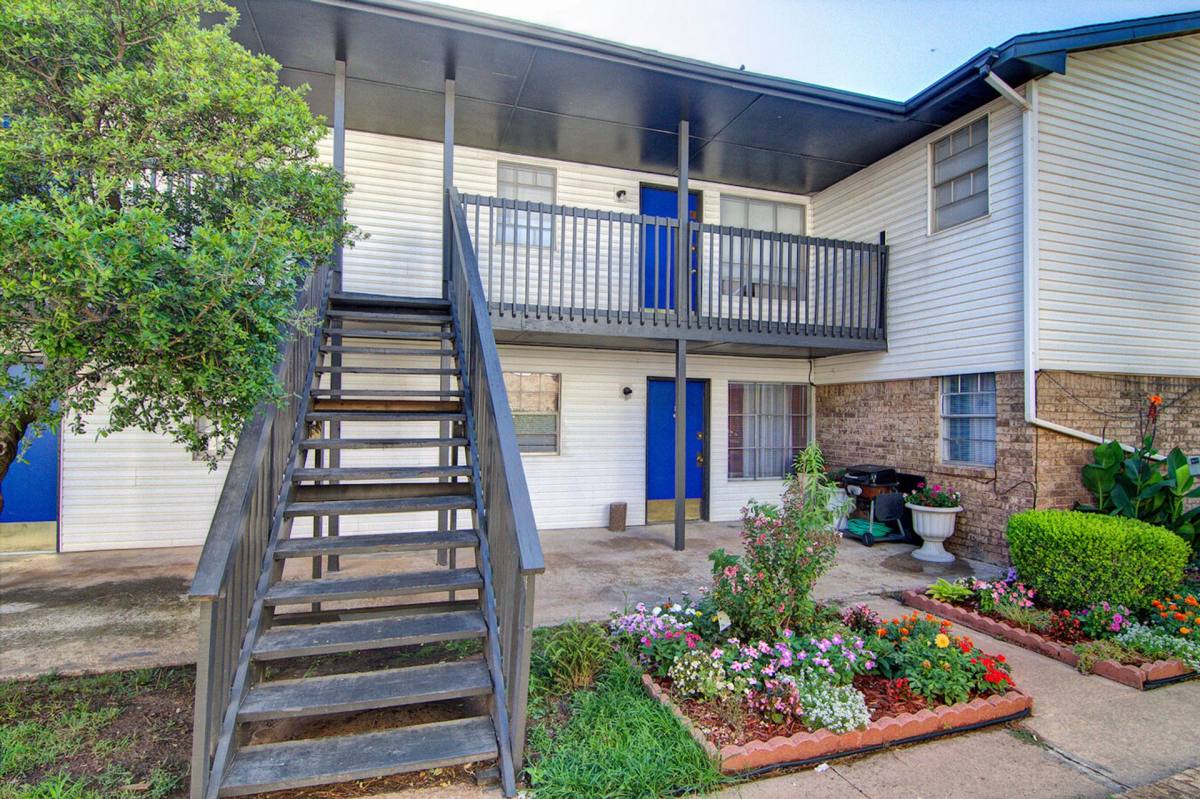 Townhouse for rent at 521 N Council Rd, Oklahoma City, OK 73127