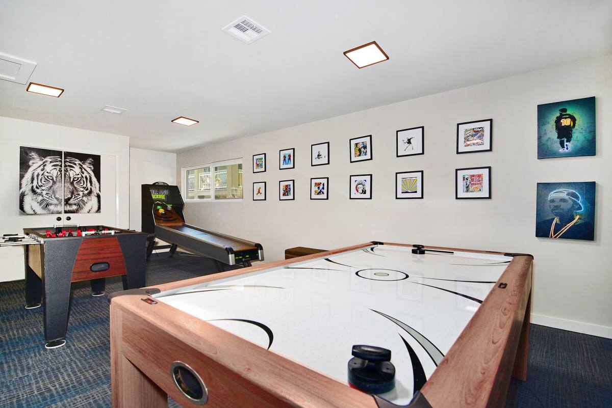 Apartment for rent at 14960 Sherman Way, Van Nuys, CA 91405