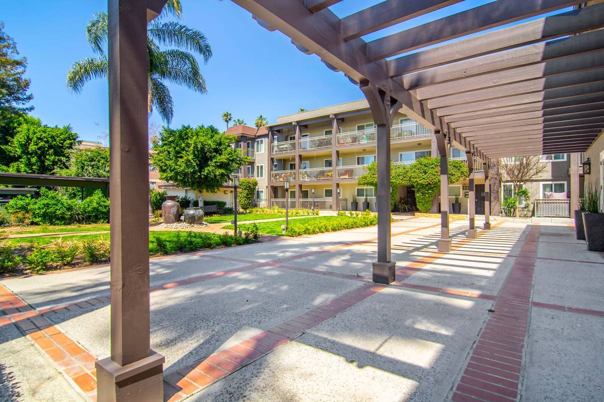 Apartment for rent at 14960 Sherman Way, Van Nuys, CA 91405