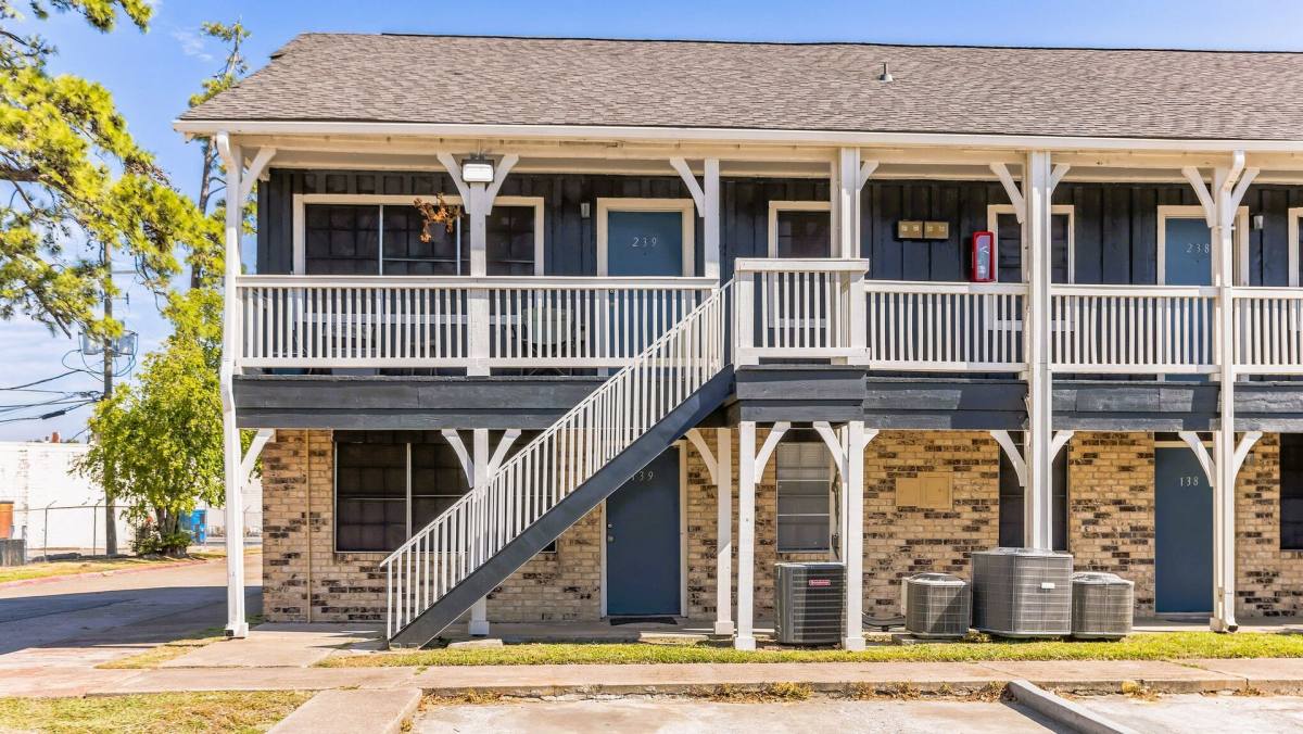 Apartment for rent at 3000 Macarthur Dr, Orange, TX 77630