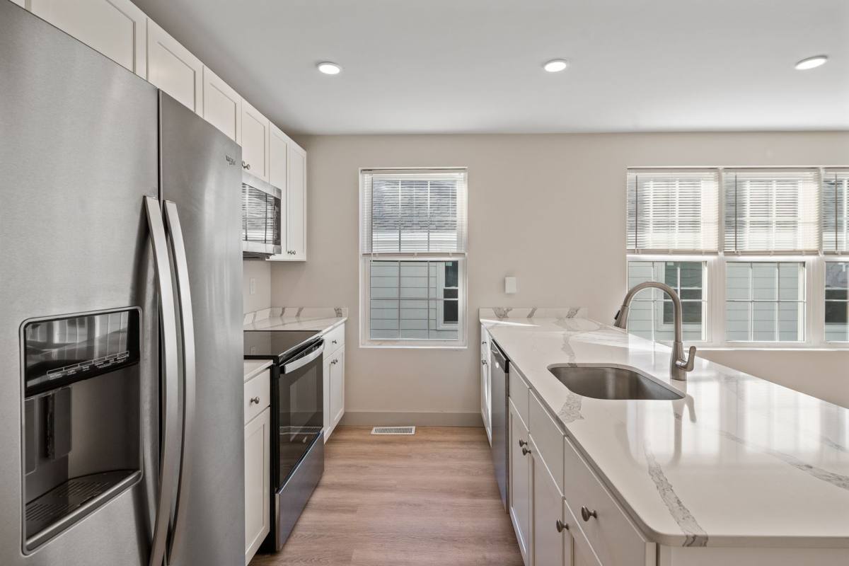 27 Hawkins St, Providence, RI 02908