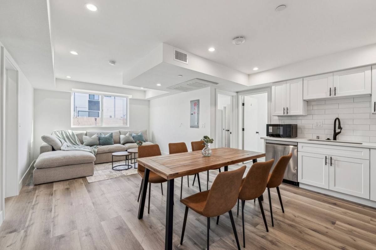Apartment for rent at 1151 W 37th Dr, Los Angeles, CA 90007