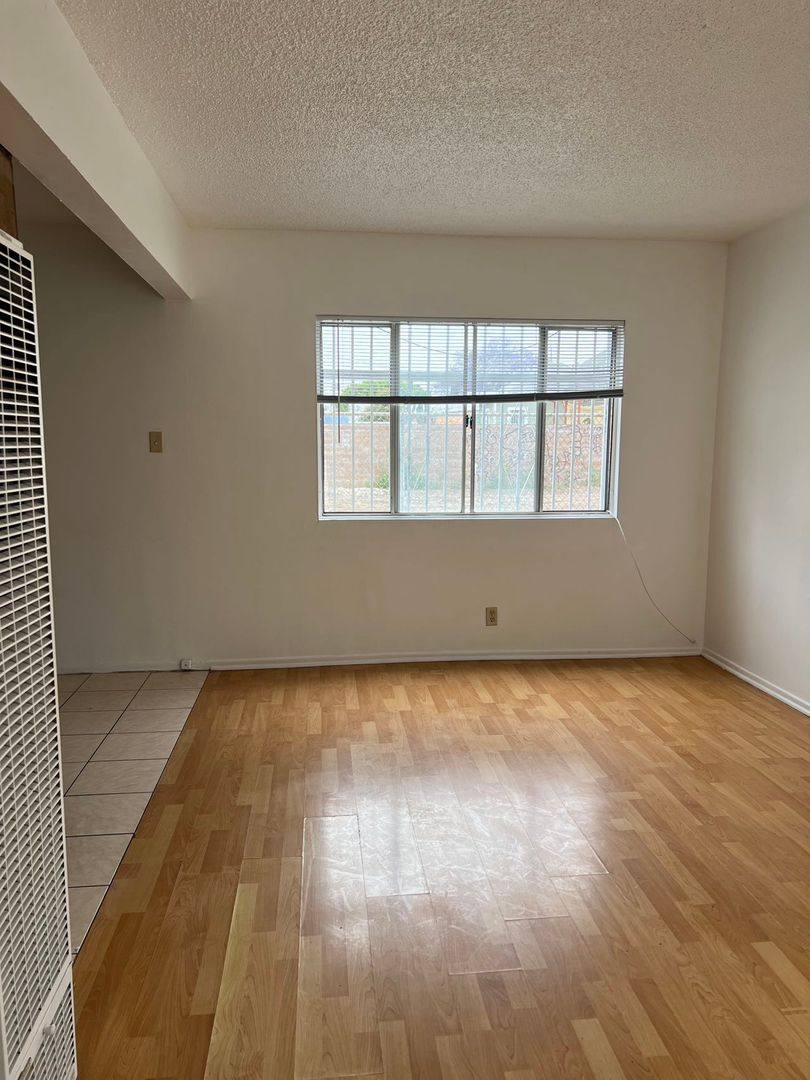 Apartment for rent at 1142 W 35th St, Los Angeles, CA 90007