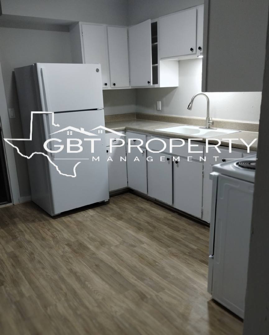 Apartment for rent at 1100 S Main St, Shamrock, TX 79079