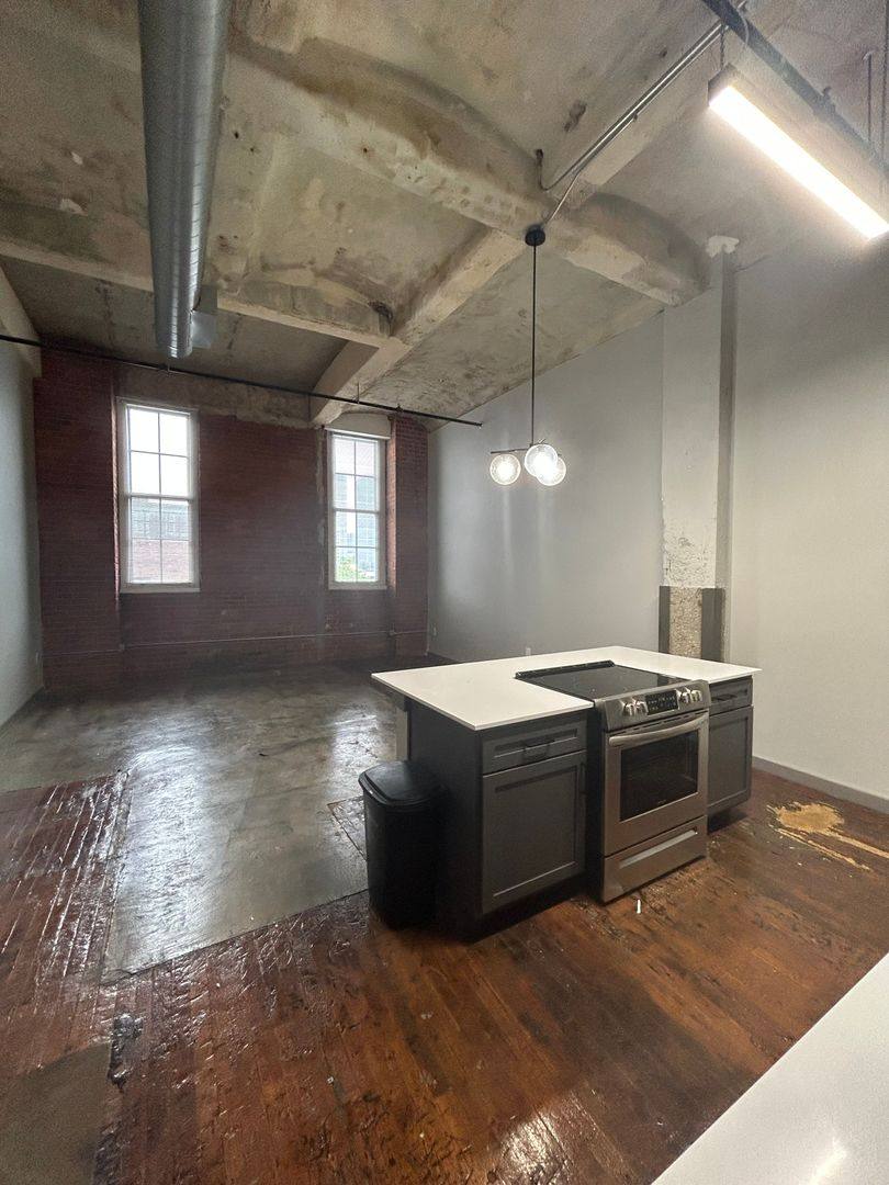 Apartment for rent at 2121 Central St, Kansas City, MO 64108