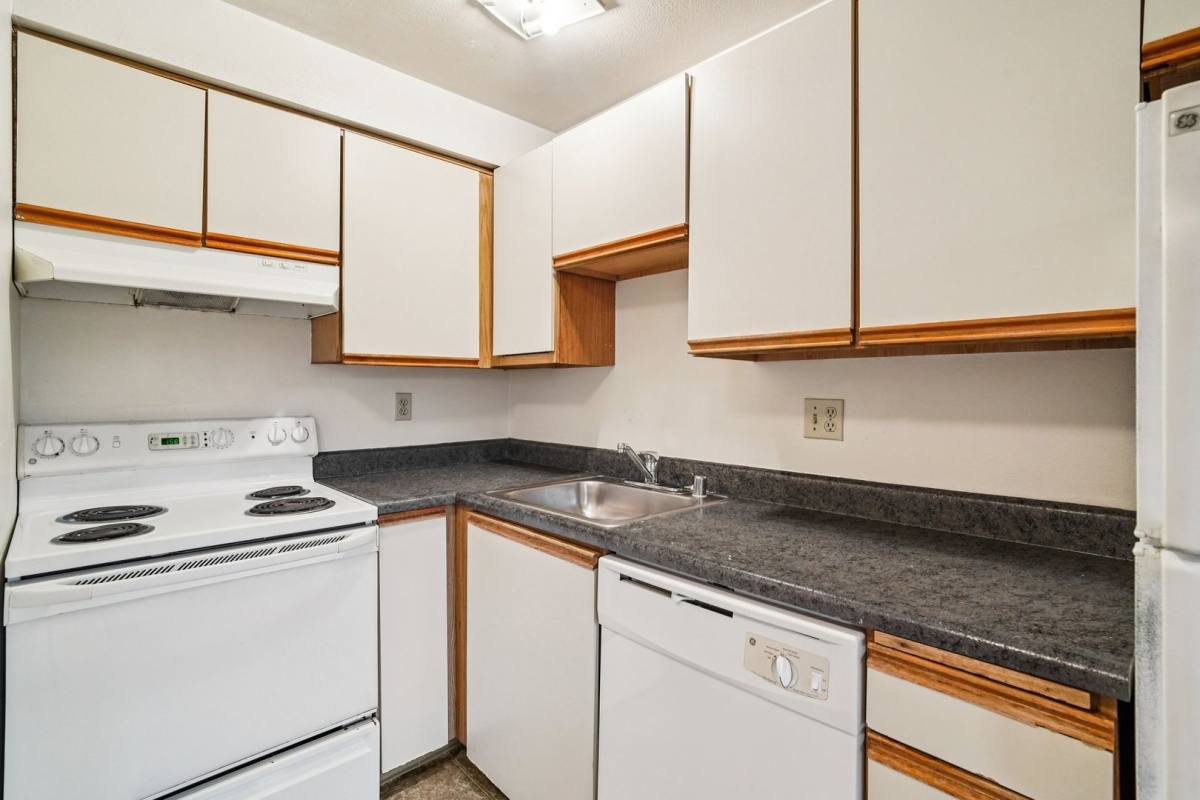 Apartment for rent at Adams Court, 5021 Brooklyn Ave NE, Seattle, WA 98105