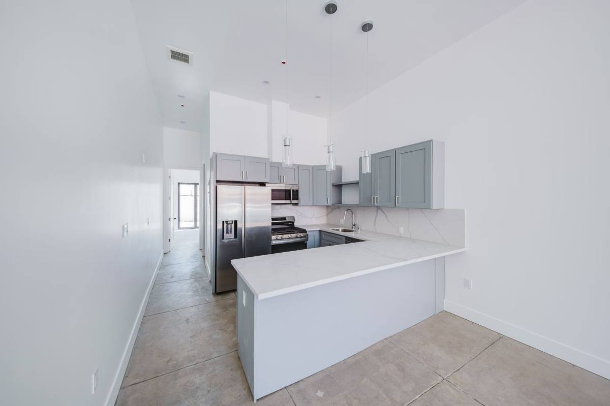 Apartment for rent at 7764, 7766 & 1 2 Santa Monica Blvd, Los Angeles, CA 90046