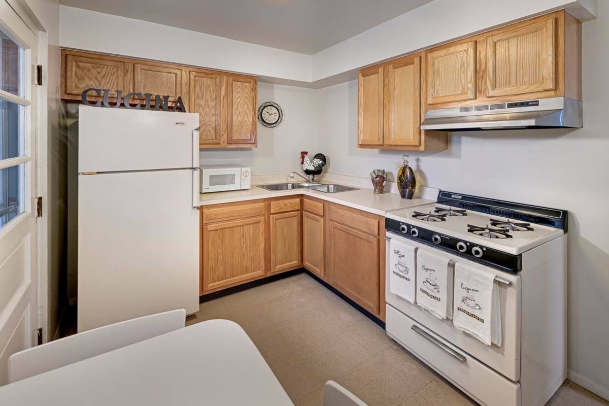 Apartment for rent at 303 L W Besinger Dr, Carpentersville, IL 60110