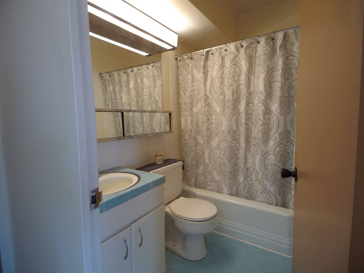 Lake Summit, 2233 N Summit Ave, Milwaukee, WI 53202 - Apartment for Rent - Image 4