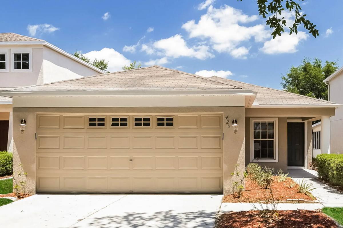 425 Maple Pointe Dr, Seffner, FL 33584