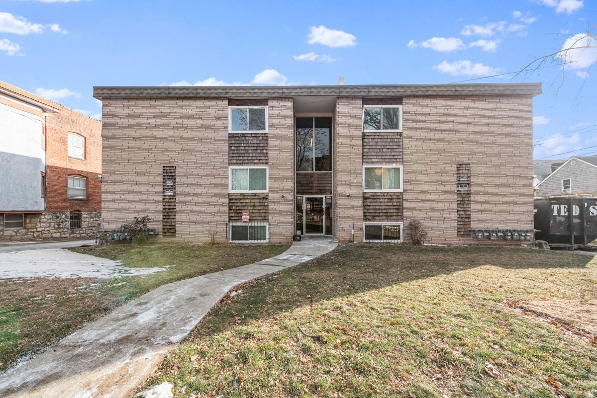 Apartment for rent at Grand Towers, 3135-3137 Grand Ave, Kansas City, MO 64111