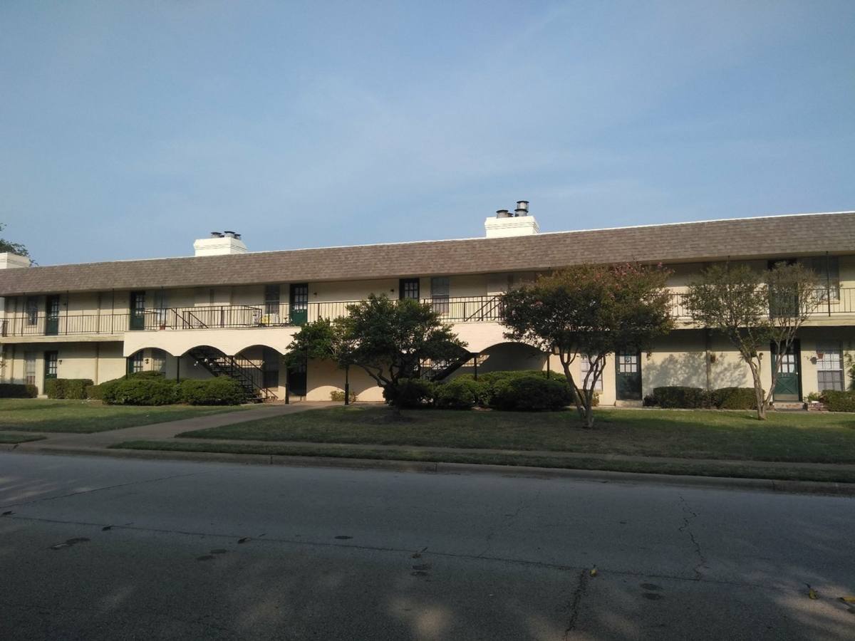 Apartment for rent at 800 W Spring Valley Rd, Richardson, TX 75080