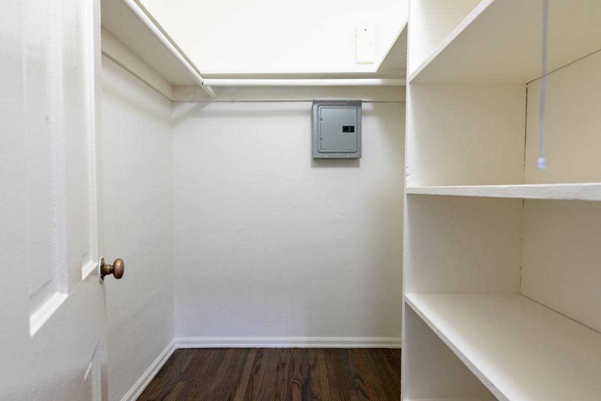 Apartment for rent at 963 N Doheny Dr, West Hollywood, CA 90069